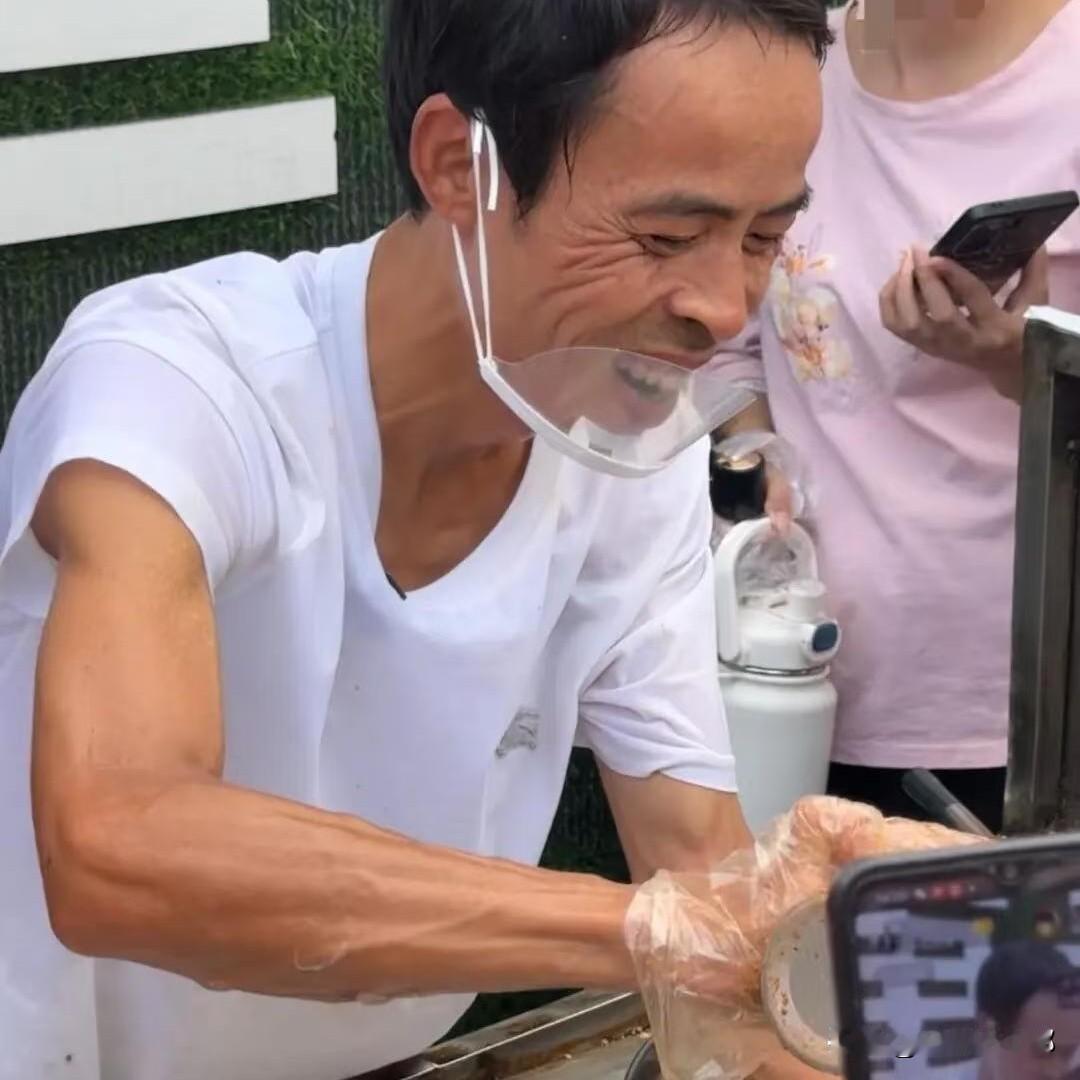 景德镇鸡排哥口才太好了！一位顾客对鸡排哥说：“我现在有点饱了，不知道要不