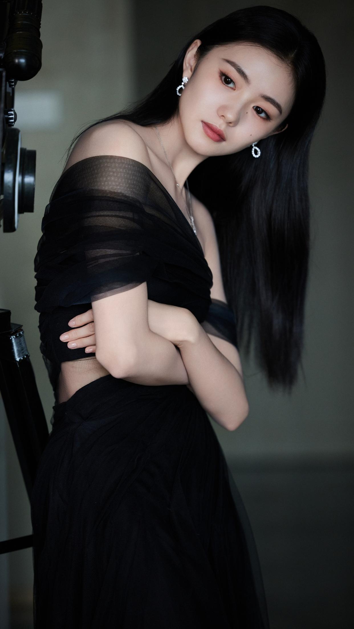 刘浩存真精致，黑纱曼妙，柔美动人