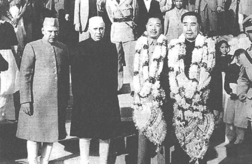 1954年6月，周总理和贺龙元帅访问印度，受到了印度领导人的热烈欢迎。前排右一是