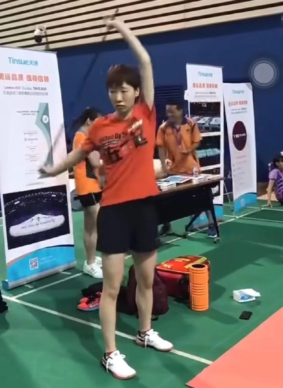 王曼昱：体能训练中的灵动瞬间在体能训练场上，王曼昱又展现出了她活力满满的一
