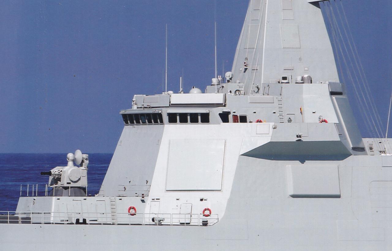 在055的上层建筑上，大部分雷达都是大平板，各种平板主动相控阵雷达，不同频段，不