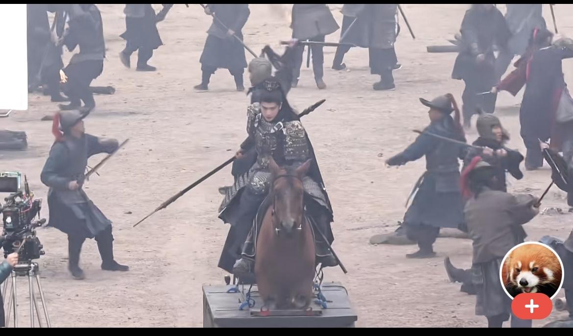 粉底液将军骑假马，对比何润东才懂什么叫“真将军”张凌赫新剧《逐玉》路透炸了！