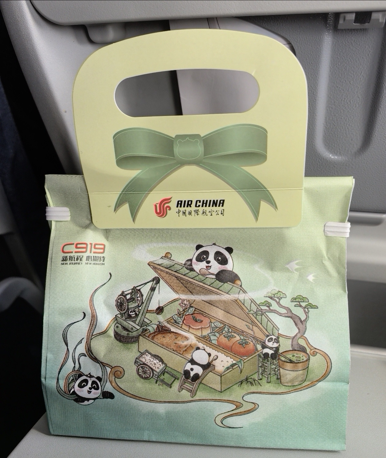 国航C919航班专用的食品袋，蛮有特色，感觉是想大家多用几次这个小袋，不然设计成