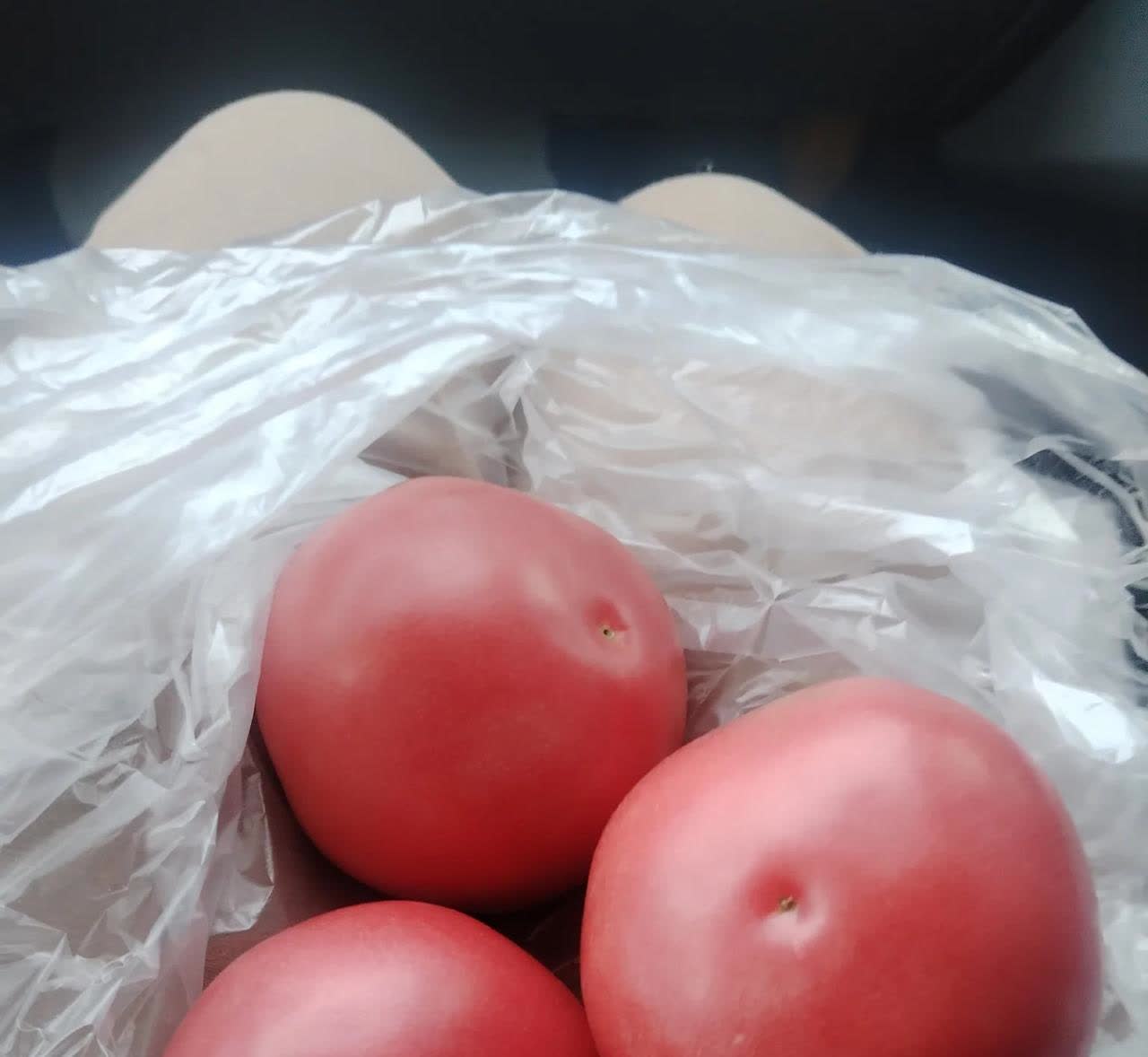 在新疆这边买东西都是按公斤计价的，刚才路过北屯市，在路边买菜问了一下西红柿价格，