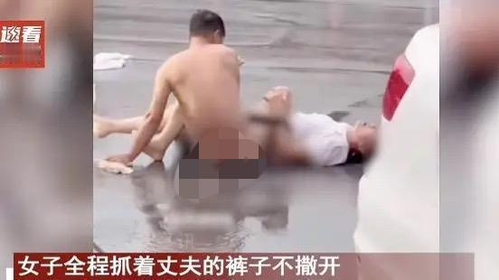 辣眼睛！中年夫妻当街吵架，谁知道女方直接就将自己的裤子全部都脱掉，张开双腿躺倒在