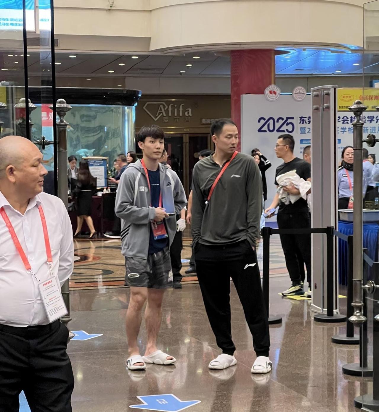 广东男篮人缘真好！浙江男篮虽然28分输给广东男篮，但浙江男篮的球员们并没有因此