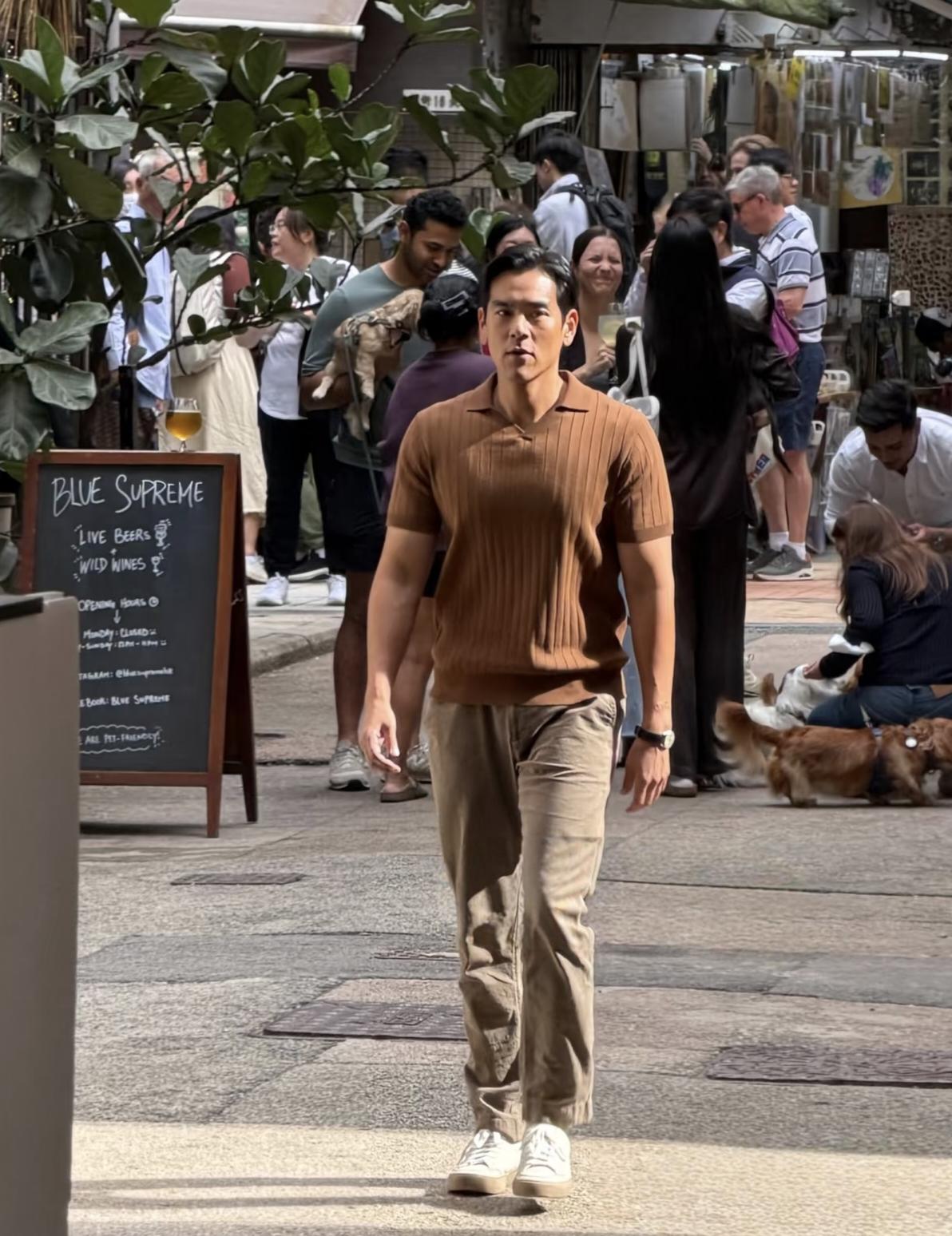 12月20日，彭于晏现身香港街头拍戏，43岁的他完全不显老，身材壮硕挺拔，胸肌练