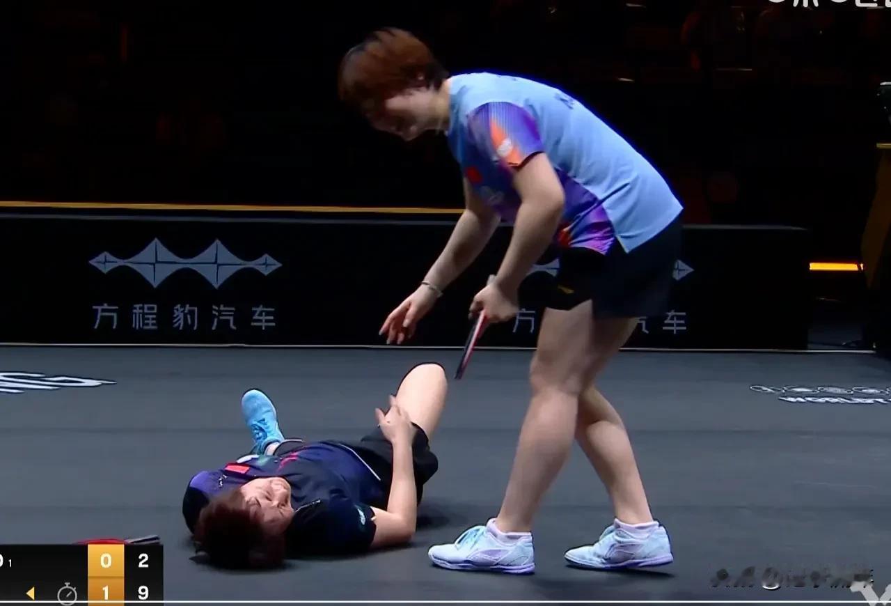王曼昱摔倒时，镜头刻意给到了看台上的教练们，谁注意到了王励勤的表情，他一脸