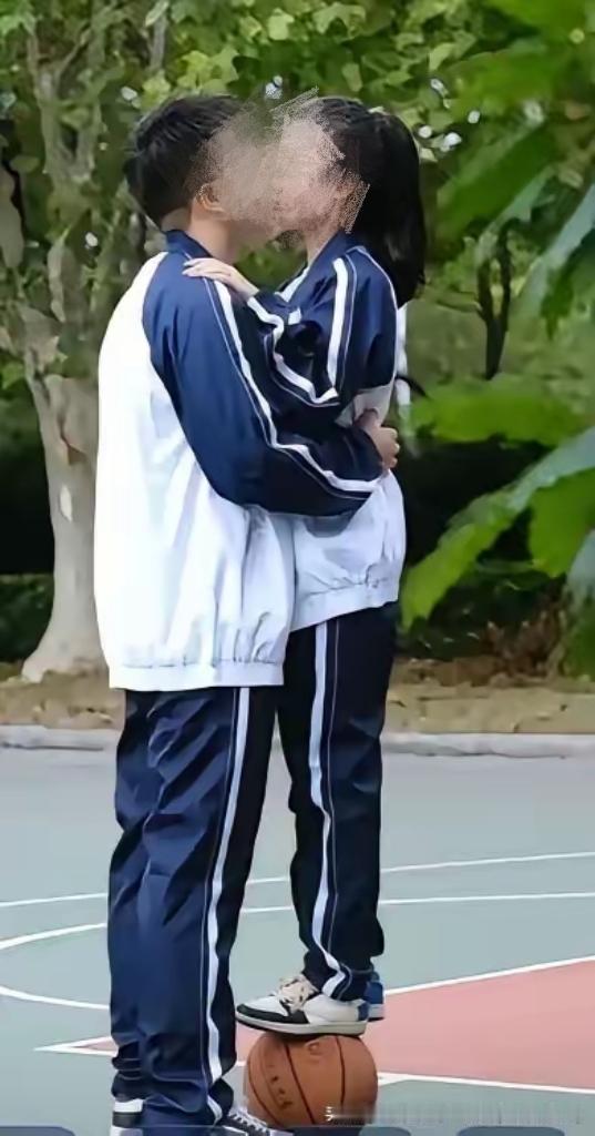 一位高中的老师吐槽，班上的一对男女同学早恋了，也把他们双方的家长叫来开会了，奇怪