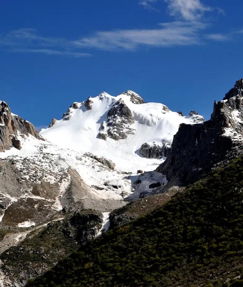 2011年6月17日，我经过了高高的雀儿山。雀儿山海拔6168米
