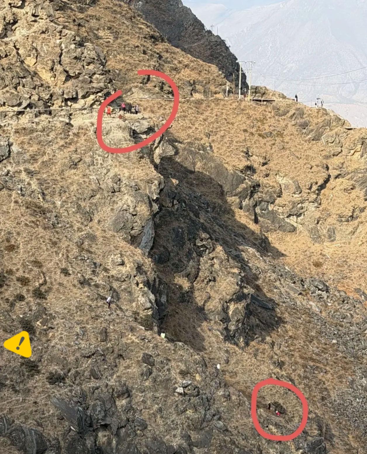 虎跳峡8岁男童坠崖遇难，看完所有细节，心都在疼。孩子坠崖后面带血迹、动弹不