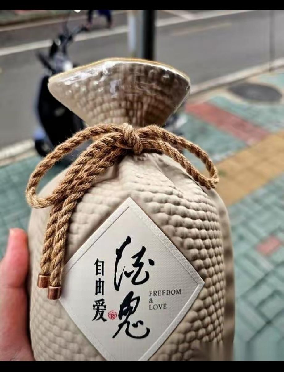 胖东来直接把白酒行业的底裤给扒了。一瓶卖200块的酒，他敢把168块2毛6的
