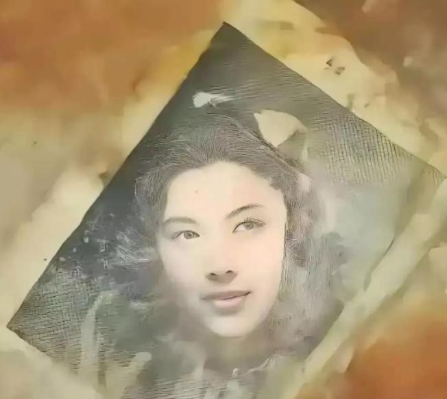 2016年，韩国送回一批志愿军烈士遗骸。在506号棺椁里，工作人员发现了一面旧铜