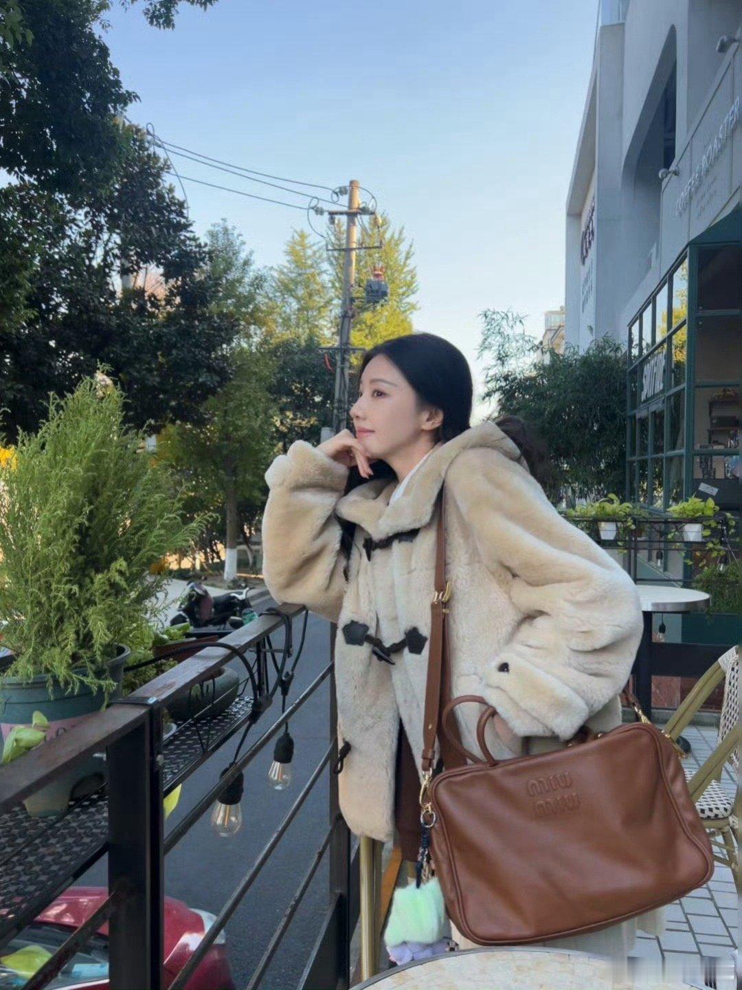 你是王鹤润那她是谁红裙造型自带悬疑感，眼神里的故事比大片剧情还多，和之前的亲和