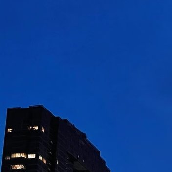 暮色如墨，自穹顶的深蓝缓缓晕染而下，将整座城市的轮廓温柔地拥入怀中。天际线的尽头