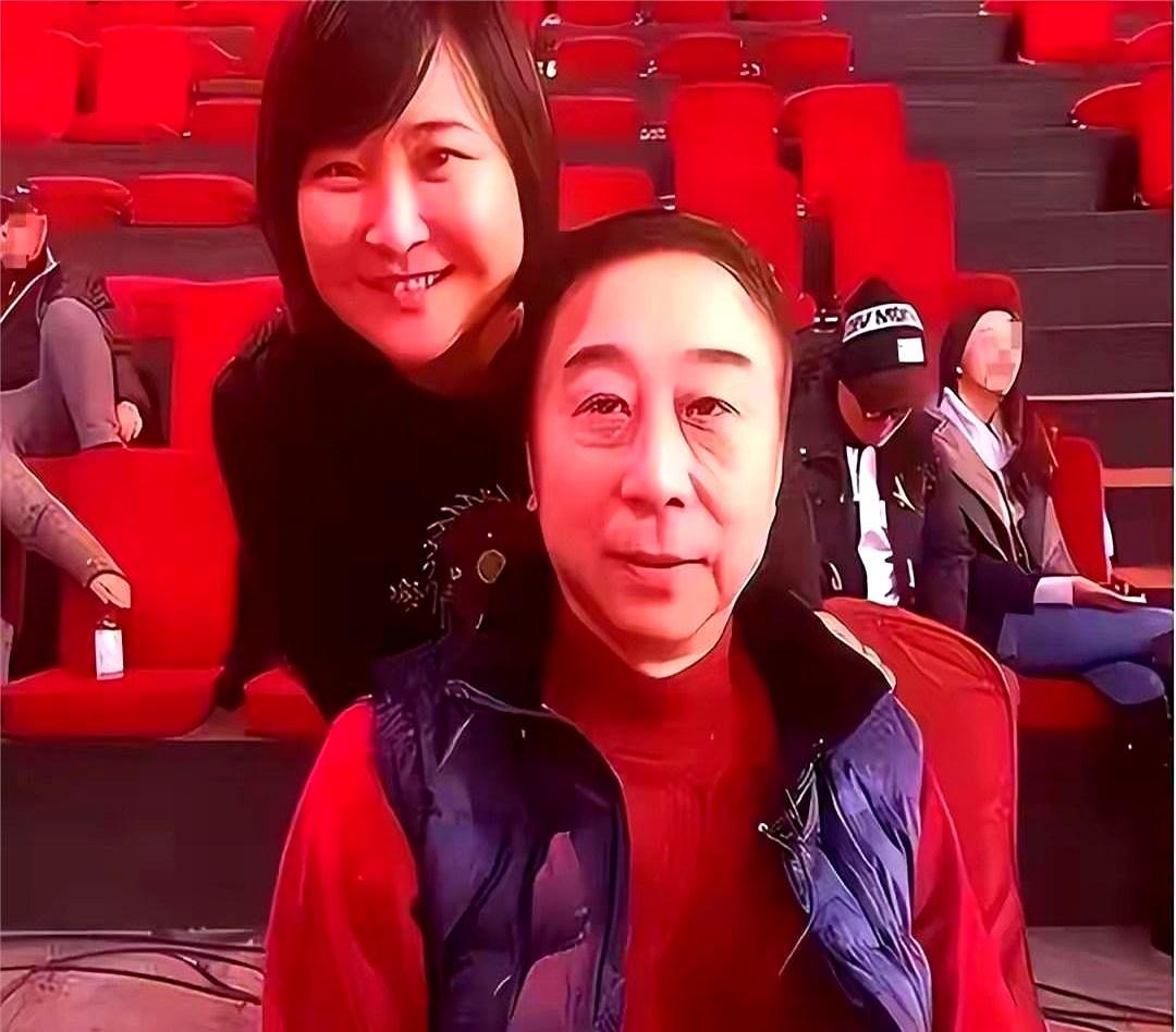 贾玲把“体面”两个字撕了。她先辞了大碗娱乐法人，再连拒两年春晚。别人靠综艺