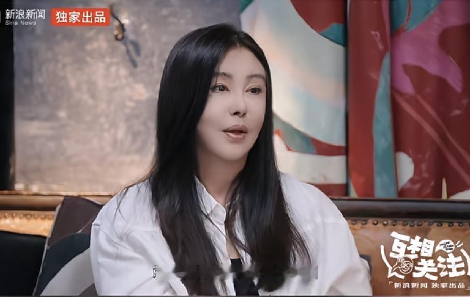 时隔22年再出来的王祖贤，整个人大变样，变老了，眼睛变得奇怪，但唯一不变的，