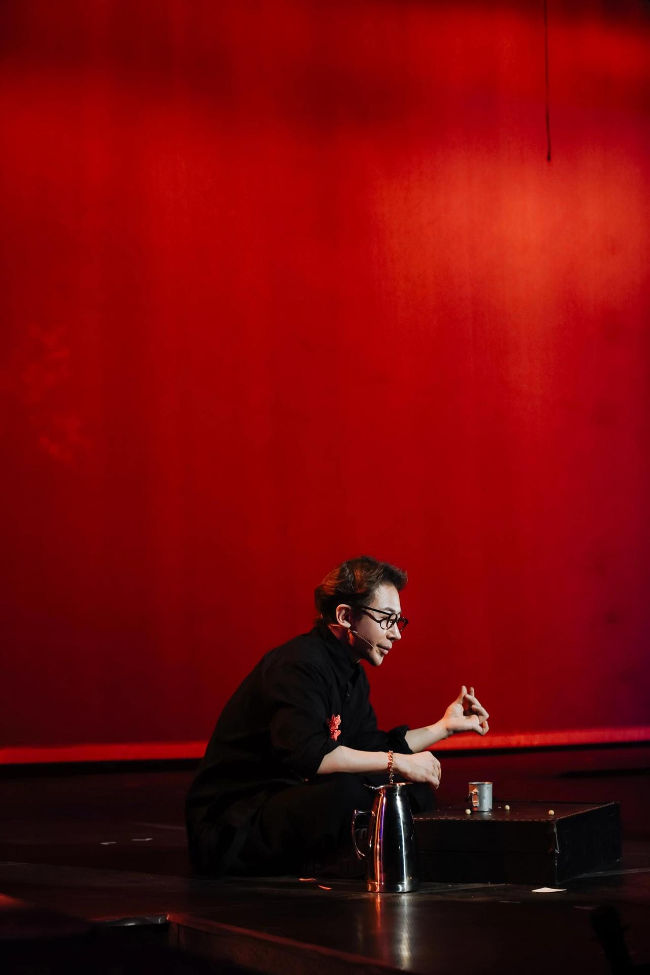 刘谦说胡兵银发第一帅自己第二帅作为提车半年的问界M9车主，今晚的星光之夜让我倍感