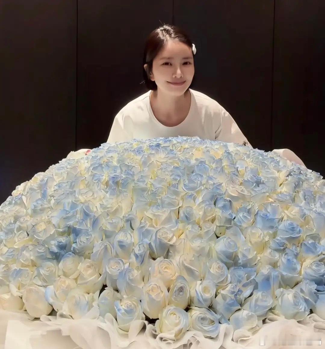 杜淳从剧组回家，陪老婆过情人节，王灿晒出马年新发型，齐耳短发特别时尚，比长发更有