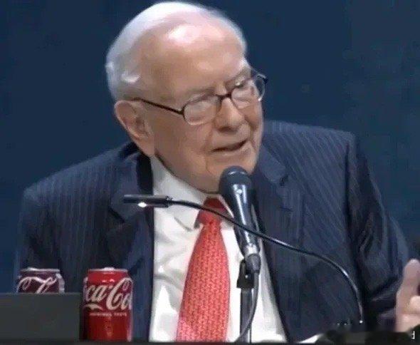 巴菲特在告别演说上举着他的可口可乐：“94年来，我想喝什么就喝什么，想做什么就做