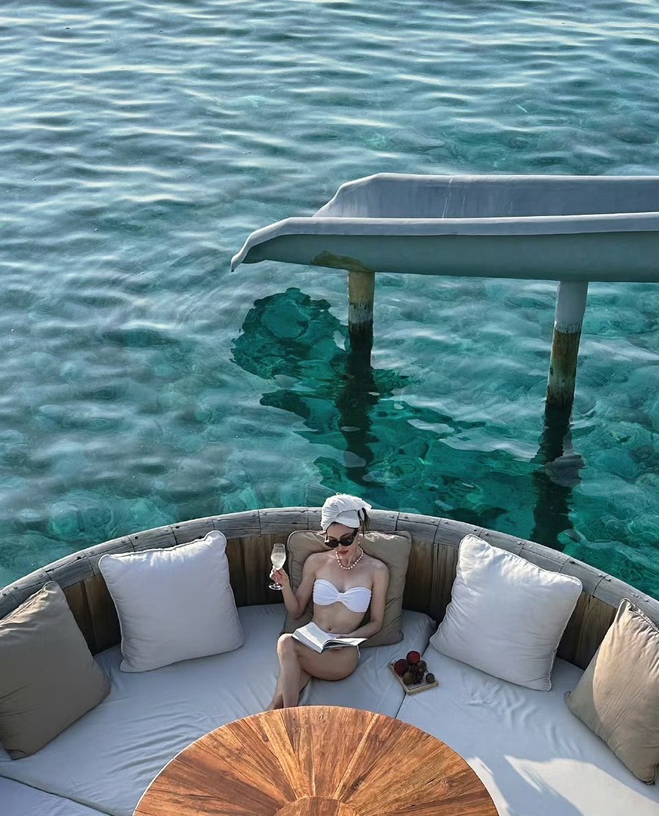 钟楚曦奖励自己马代跳海钟楚曦最新马尔代夫晒照钟楚曦～～钟楚曦