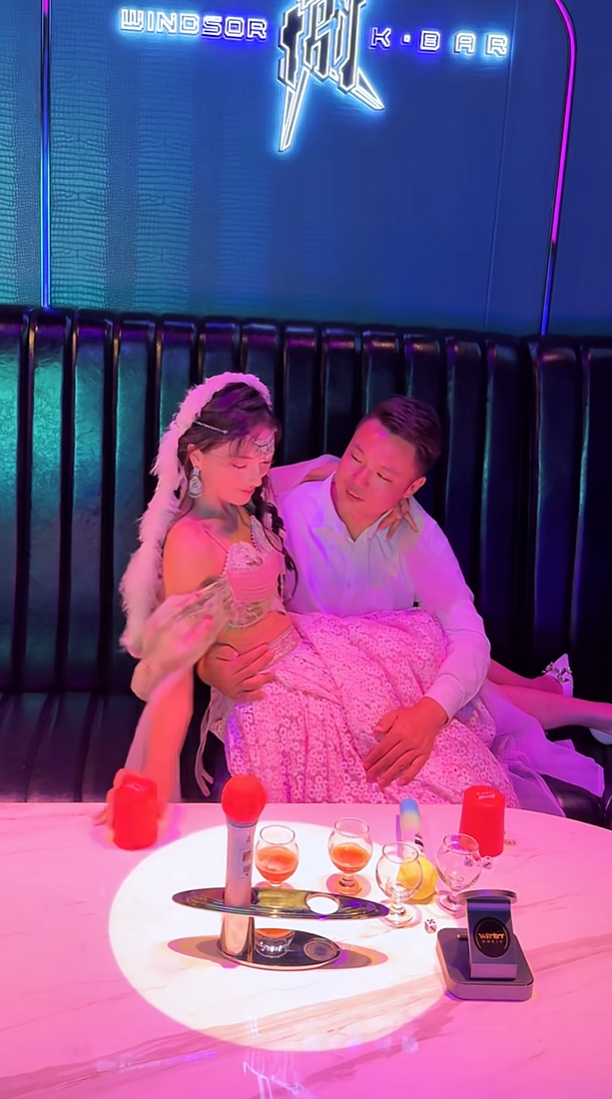 摇骰子的时候眼里全是光，摇奶瓶的时候眼里全是不甘