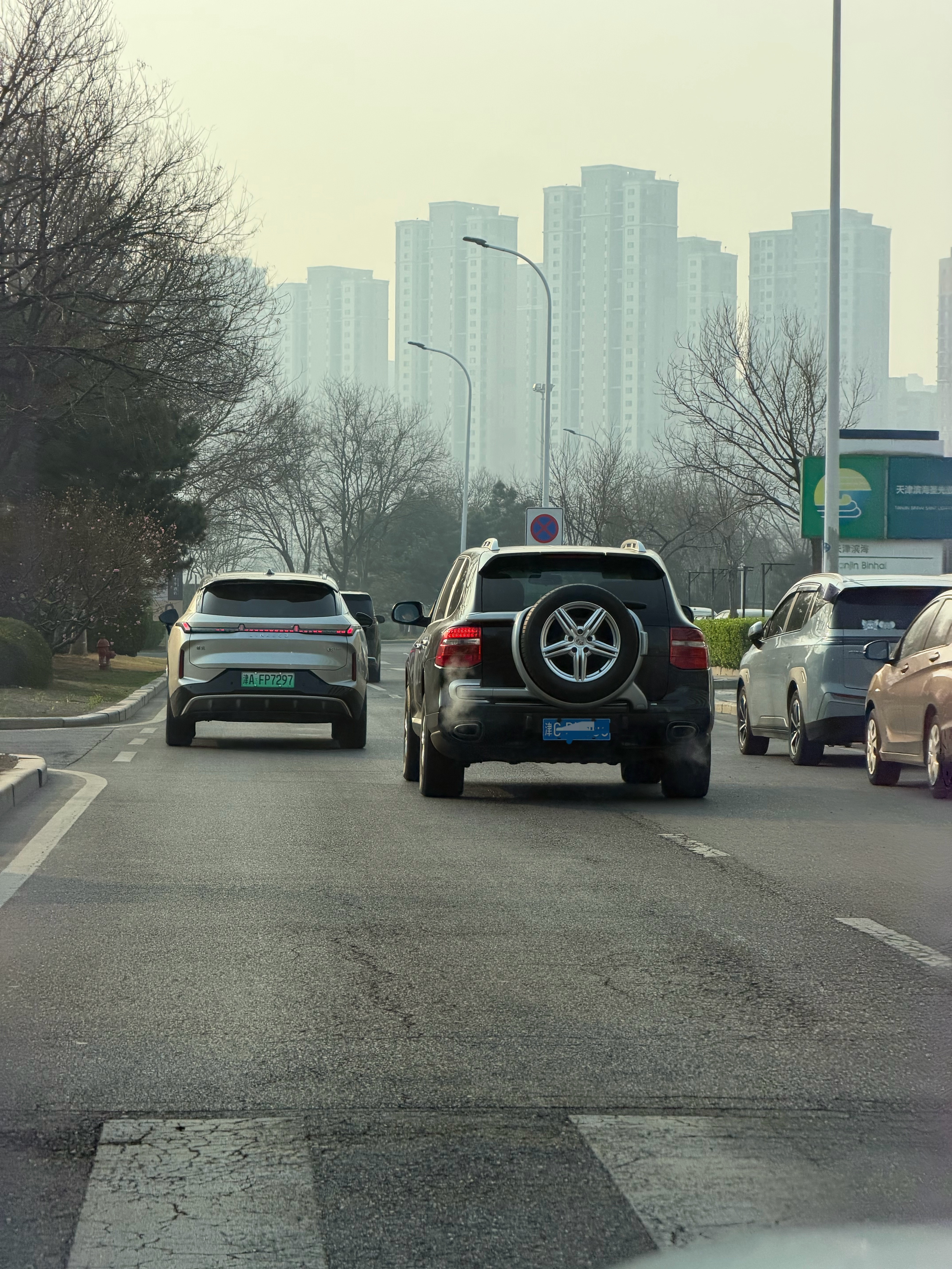 带后挂备胎的老卡宴是真帅啊，真精神。现在的车别说后挂备胎了，连备胎都没有。基本都