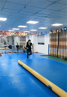 爆笑GIF: 妹子, 没事逗猪干嘛呢?
