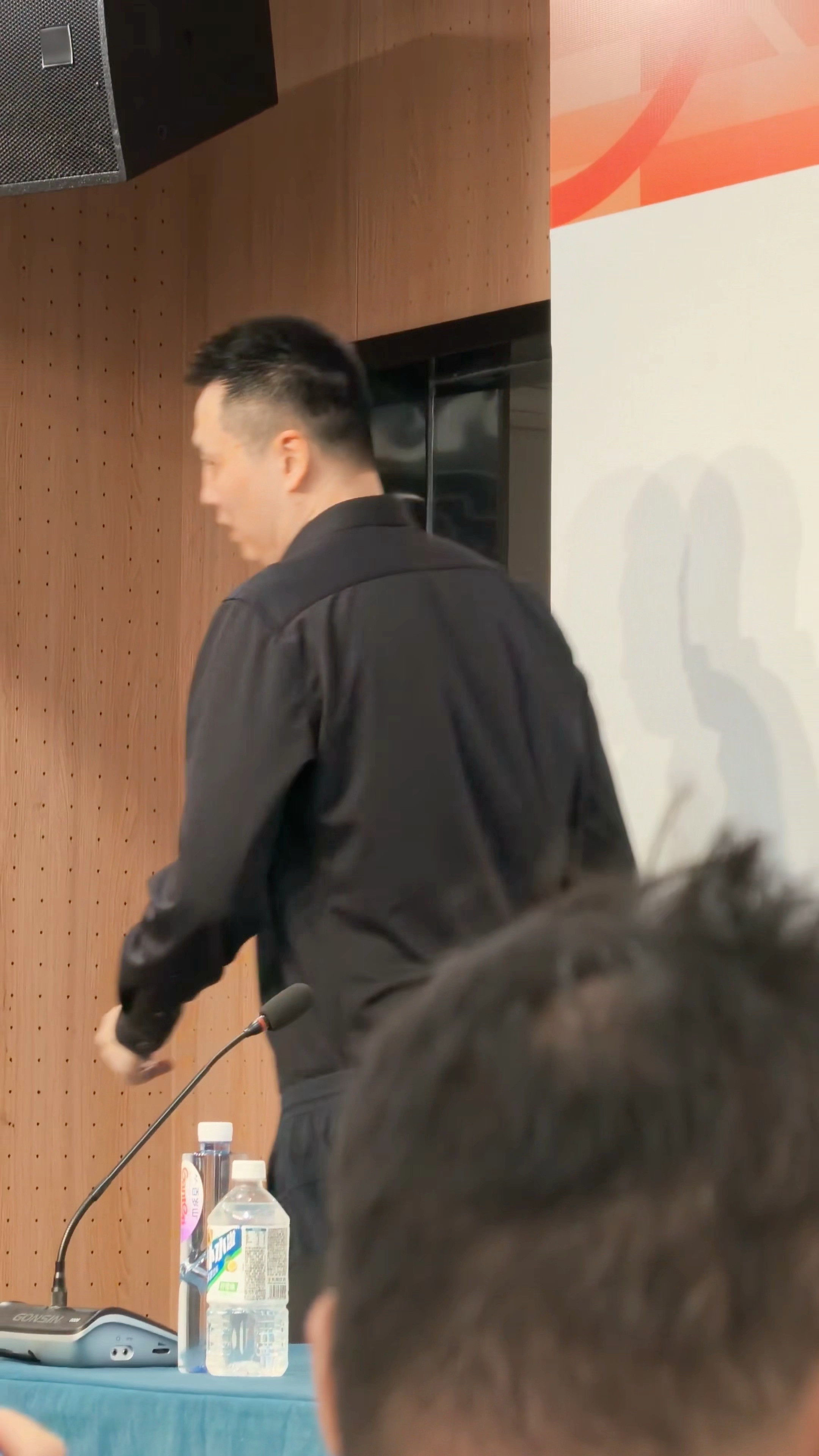 赛后采访，有媒体问：王哲林和张镇麟因为犯规麻烦影响到了球队部署，关于判罚球迷讨论