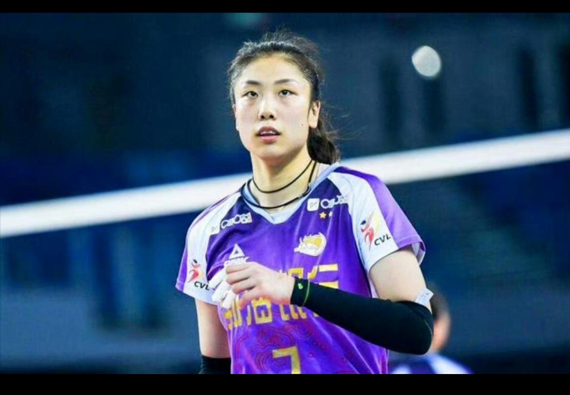 杨艺担任天津女排队长，难道排球城真的没有人了吗？杨艺，28岁，身高1.82米，