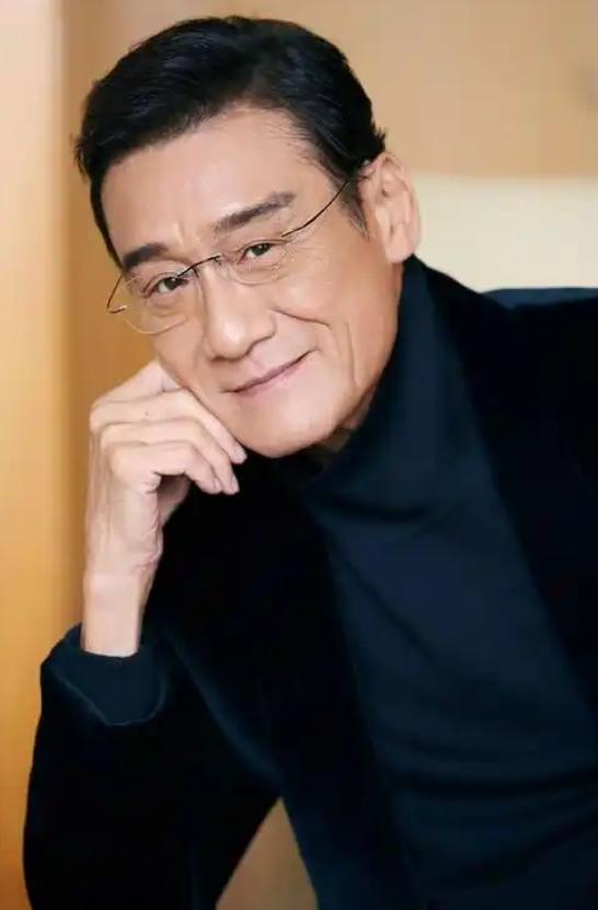 曾有一次，主持人问68岁的梁家辉：“你现在身家百亿、财富自由，为什么还不躺平”？