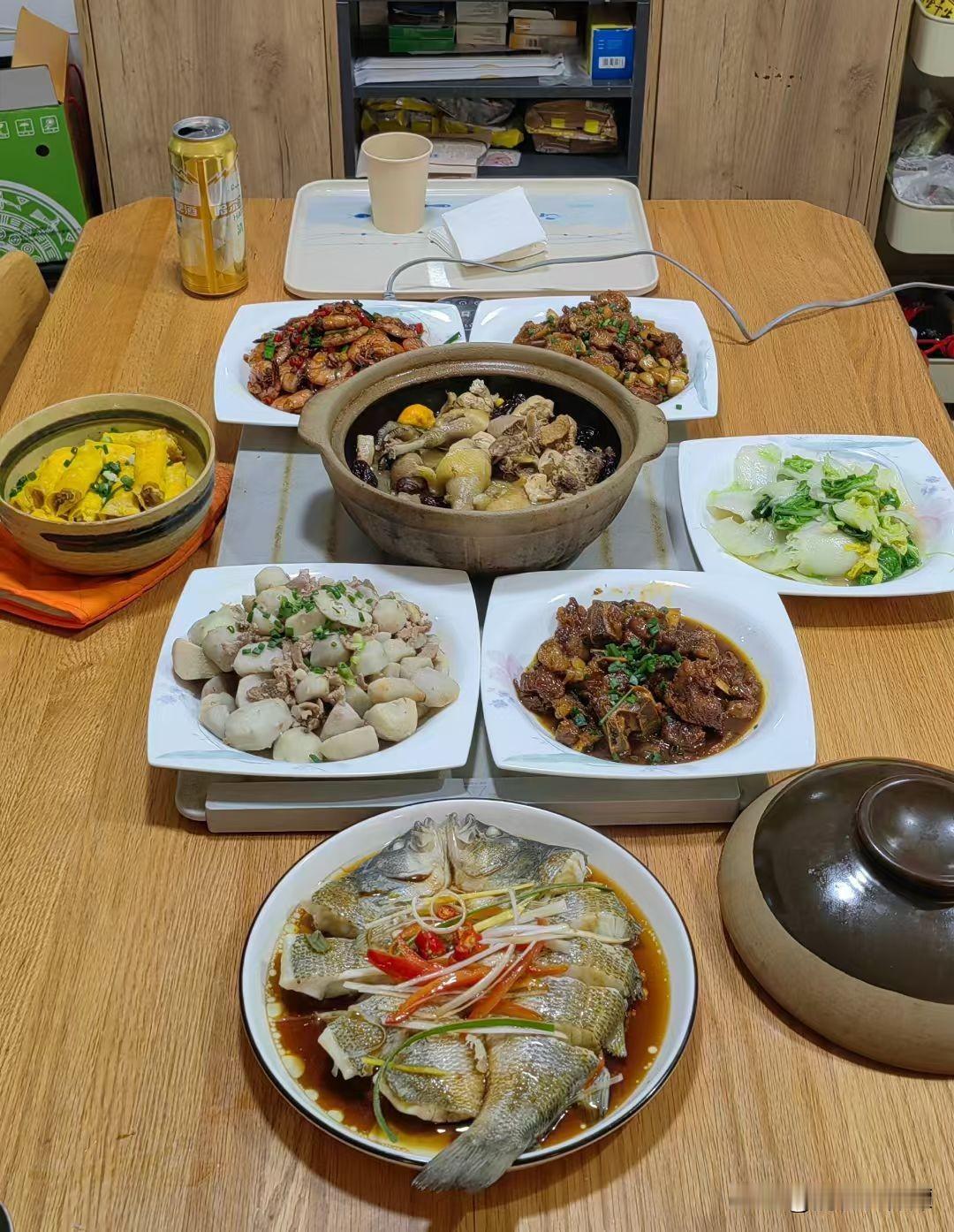 这样的饭菜，放在湘潭算什么水准？上周末，我提了一盒长沙最有名的臭干子和酱板鸭从