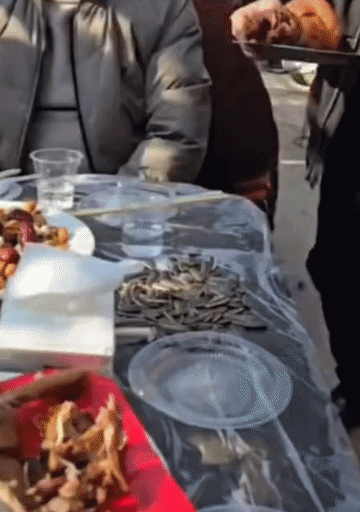 长这么大，我还从来没有见到过菜还没端上桌就被打包带走的。我在想，应该也没有哪个地
