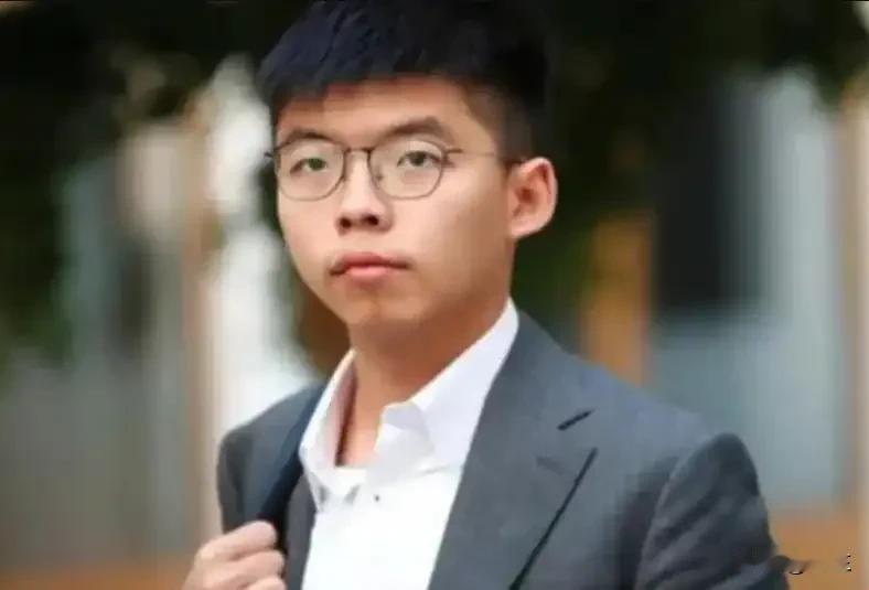 黄之锋，假如出来之后出国或移民继续为非作歹可能吗？1、黄之锋第一次进监狱时21