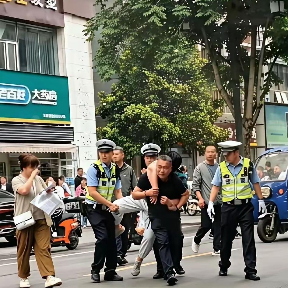 年年高考出新状况，迟到、走错考场都能理解，可紧张到双腿发软走不了路，实在让人
