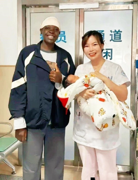 黑人基因非绝对强势，她所生之子肤色并非黑色。​​​