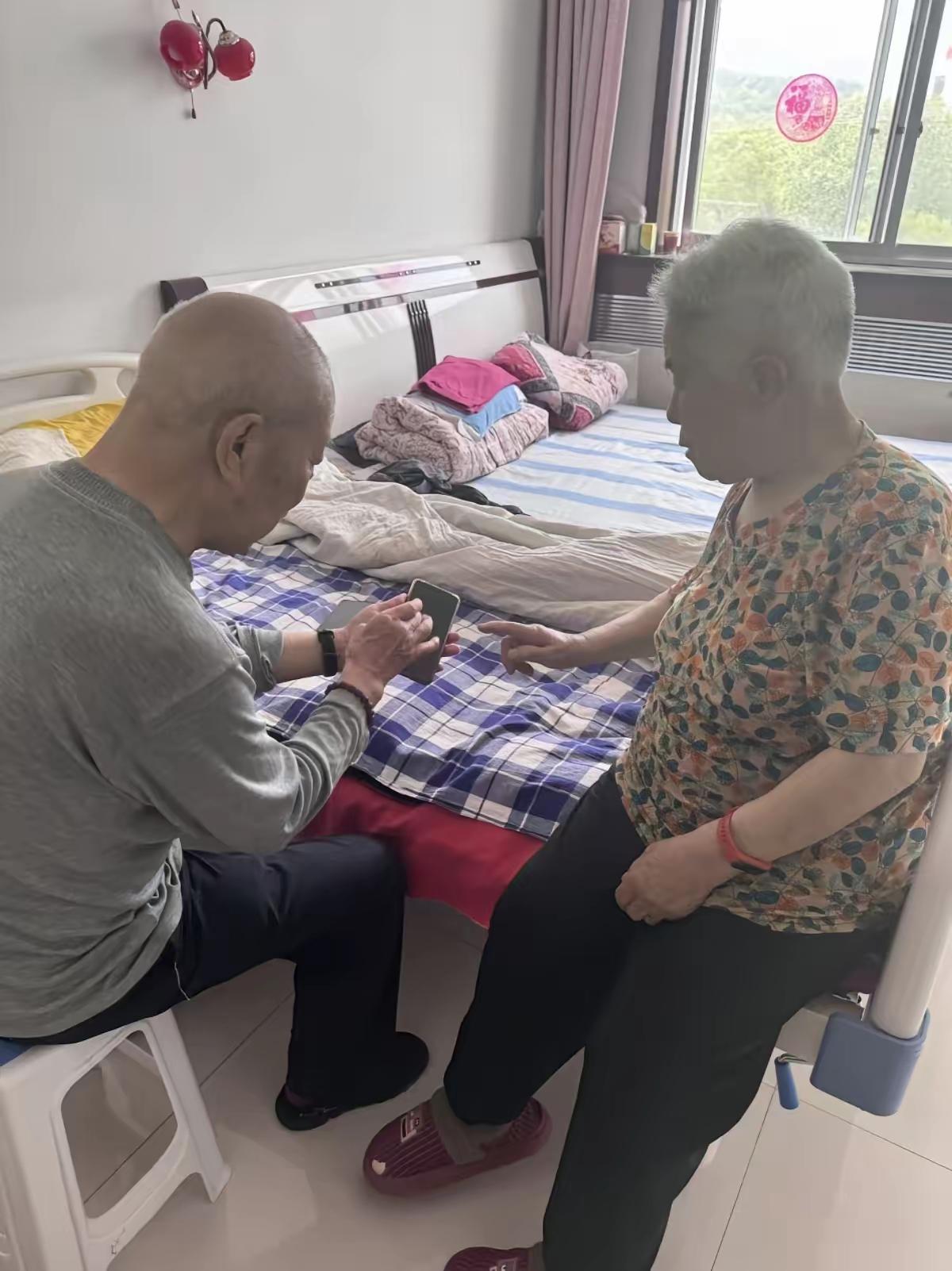 我家对面住着老两口，老头81老太79，都有养老金，俩人一个月加起来七八千吧。儿子