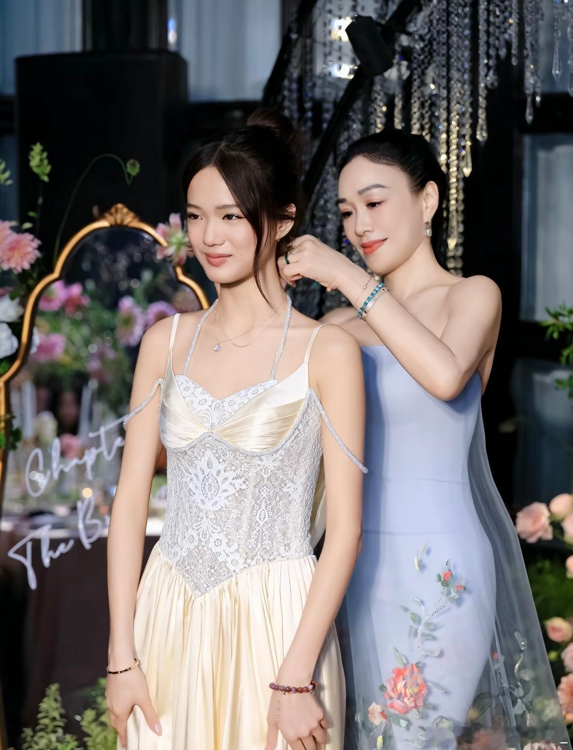 钟丽缇凌晨发文为18岁的二女儿张思捷庆生，钟丽缇张伦硕，还有三女儿考拉一家四口合