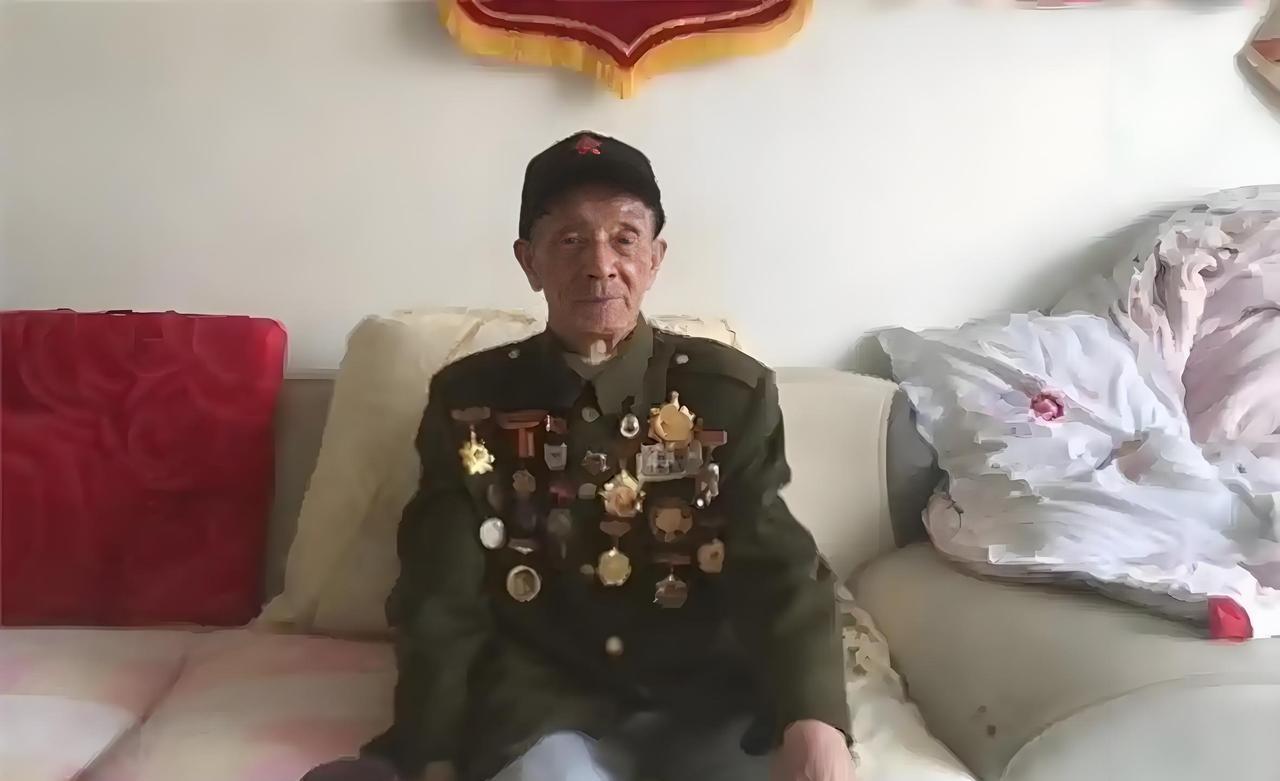 在抗美援朝的硝烟战场上，柴云振钢枪在握，血性在胸。他带着一身胆气冲锋陷阵，亲手斩