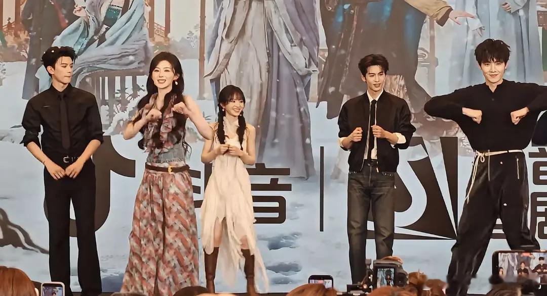 发现🐮好像身材比例不太好跟另一位男演员对比