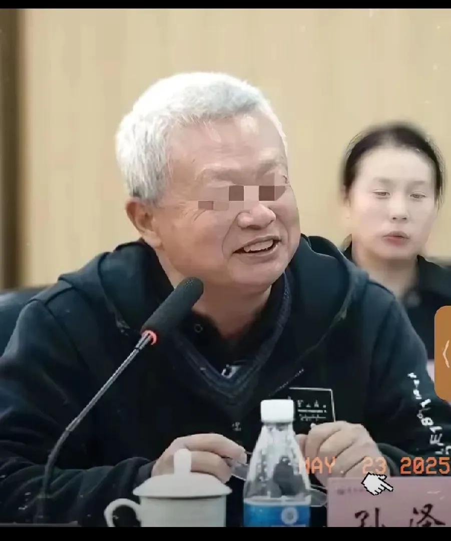 这就是孩子掉进化粪池学校的校长，叫孙泽平。看着这个校长，肯定是一个平时只管吃喝