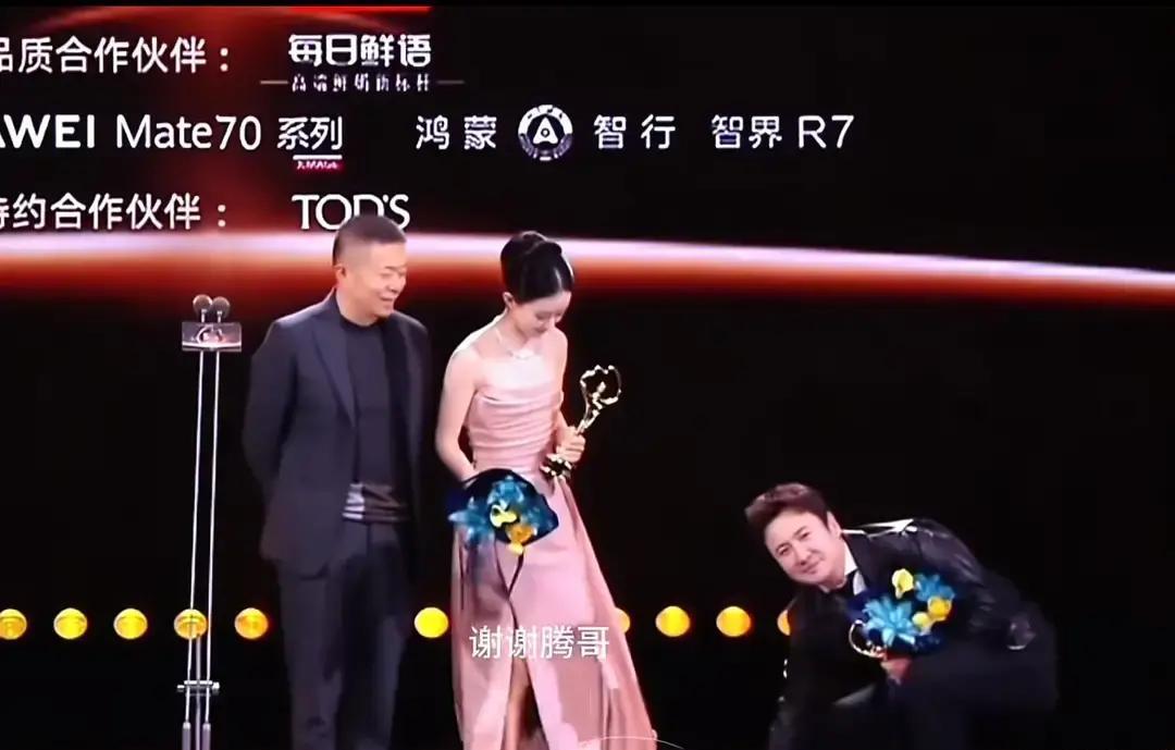 裙摆铺地，曹国伟没跨过去，反而绕了半圈才把奖递给赵丽颖。**那一瞬间，我心里咯