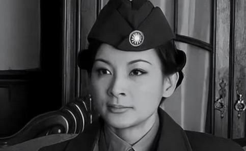 1940年，地下党康乃尔正在茶楼玩牌，一军统美女突然拍了了拍他的肩膀，使了个眼色