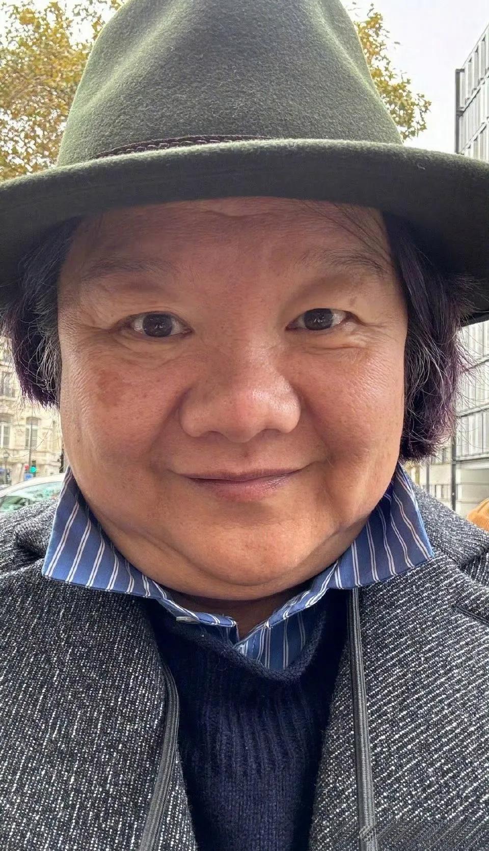 洪晃年轻时很讲义气，她帮了一位女绿茶舞蹈演员进了外企，结果这位绿茶舞蹈演员却茶了