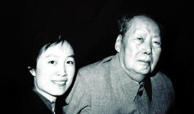 毛主席曾让小护士孟锦云读诗，小孟笑问：“主席，您写不许放屁，可您今天放了28个屁
