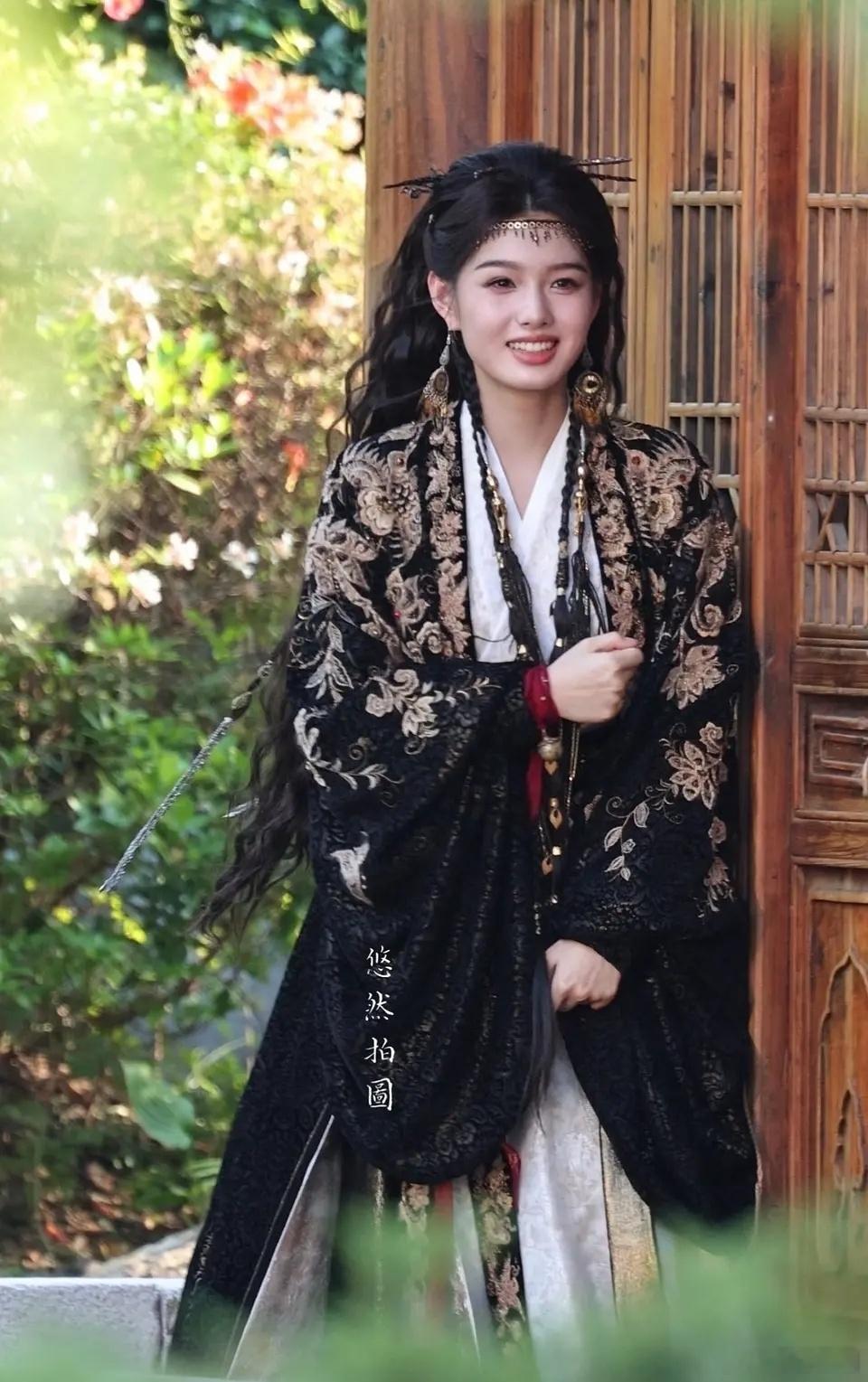 艾米和邓为这个妆造真是一个比一个丑[捂脸哭]​​​