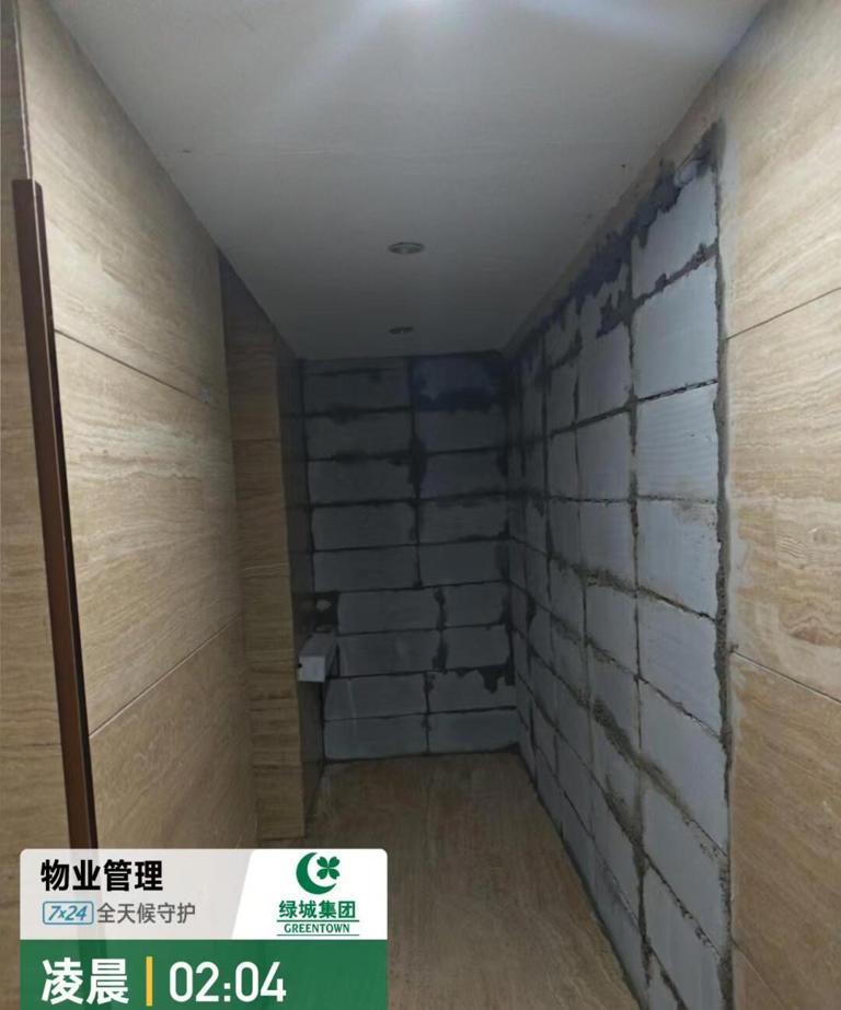 “离了个大谱！”天津，一小区的一楼业主趁着晚上没人，竟把一楼大堂的200多平面积