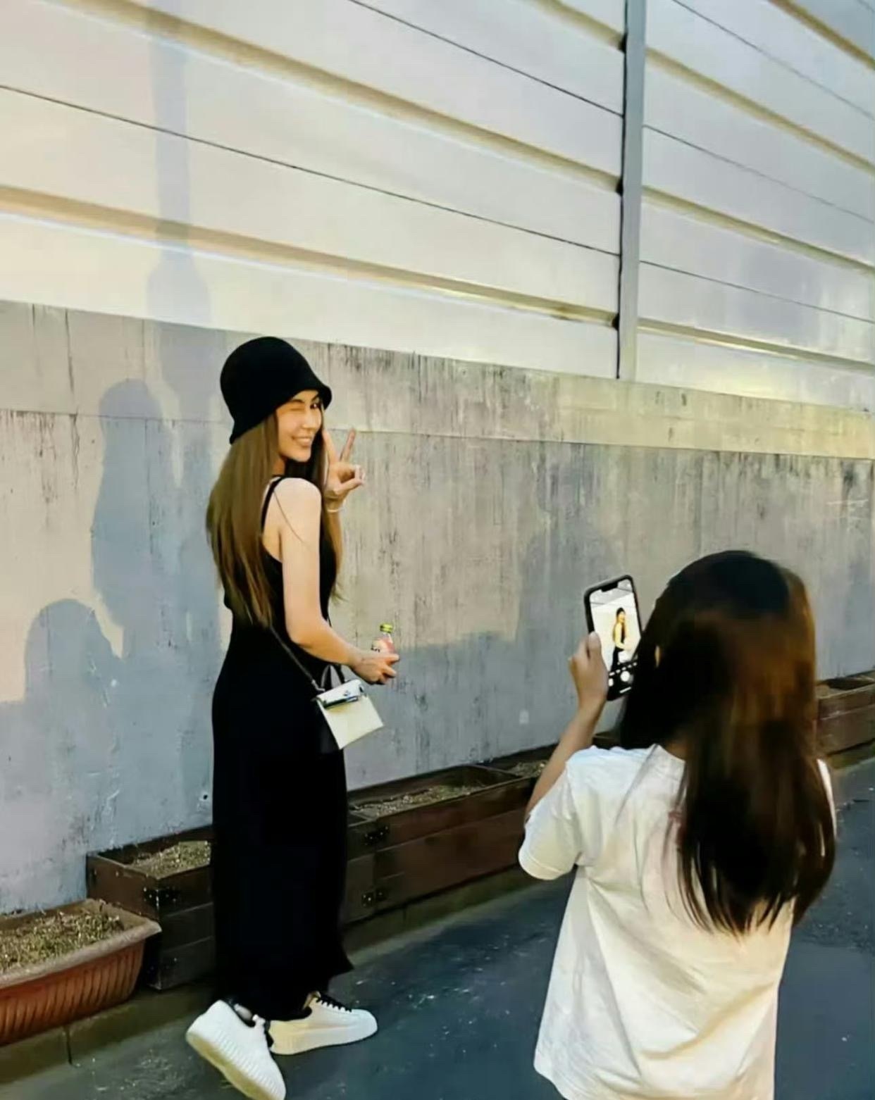 周杰伦女儿给昆凌拍照，成片拍得挺不错的，杰伦才是人生赢家