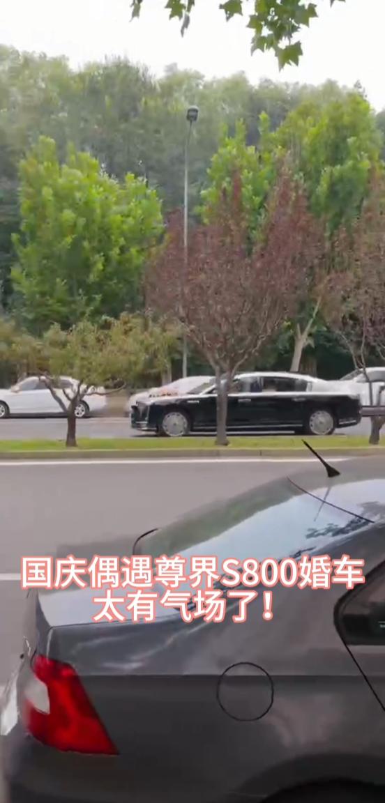别人还在讲历史，尊界S800已用体验赢下百万级新赛道过去提到超豪华车，人们想到