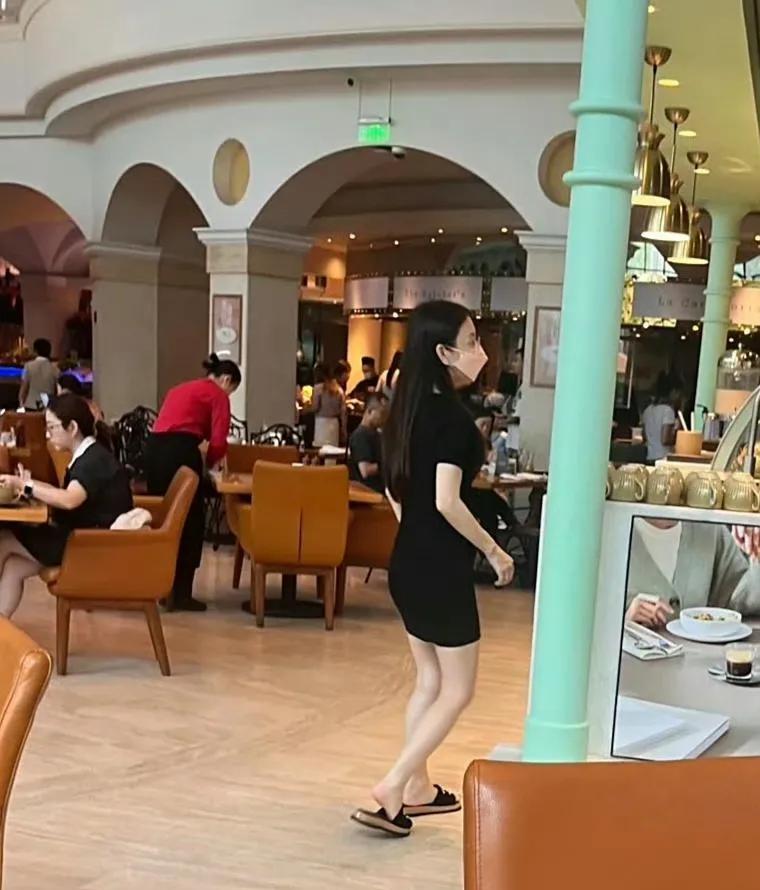 真替他们的小孩身高担忧！近日郭富城和方媛带两个女儿到深圳度假，方媛看起来很矮